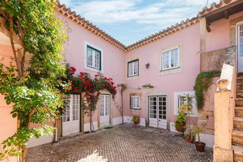 an exterior view of a pink house at Casa Da Avo Genoveva in Tomar