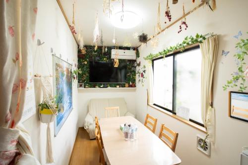 a small dining room with a table and a window at 東京吉久花園旅館 in Tokyo