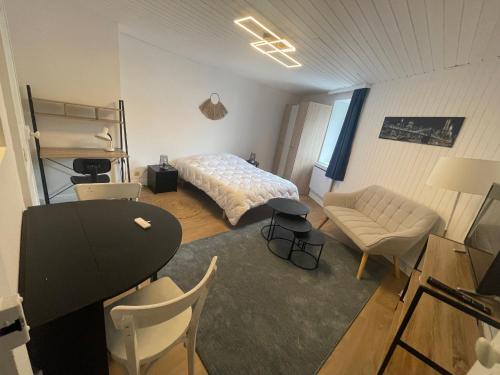 Un pat sau paturi într-o cameră la Appartement cosy au centre d'Épinal, proche attractions - FR-1-589-694