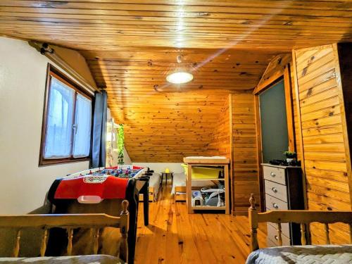 une chambre avec un lit dans une pièce aux murs en bois dans l'établissement Chalet familial Vosges avec baby-foot et animaux admis - FR-1-589-688, à Ventron