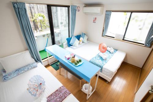 a small room with a blue table and a couch at 東京吉久花園旅館 in Tokyo