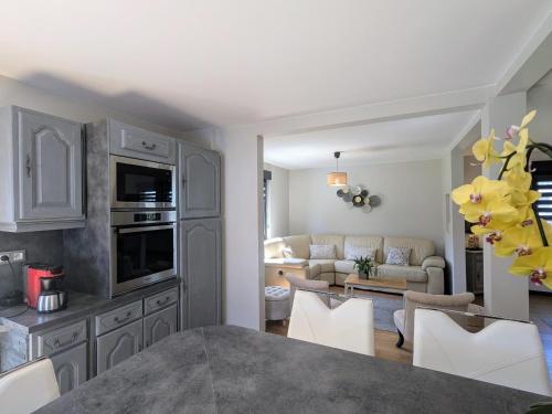 une cuisine et un salon avec une table et des chaises dans l'établissement Gîte spacieux, confort moderne, jardin paisible - FR-1-589-695, à Saulcy-sur-Meurthe