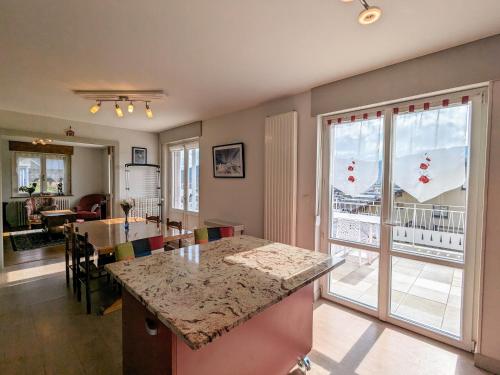 - une cuisine et une salle à manger avec un comptoir et une table dans l'établissement Charmant appartement avec terrasse, parking et WiFi à Gérardmer - FR-1-589-752, à Gérardmer