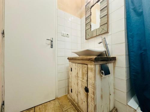 une salle de bain avec un lavabo et un miroir dans l'établissement Appartement central à Collioure, balcon et Wi-Fi - FR-1-309-482, à Collioure