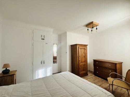 - une chambre avec un lit, une commode en bois et un tiroir dans l'établissement Appartement central à Collioure, balcon et Wi-Fi - FR-1-309-482, à Collioure