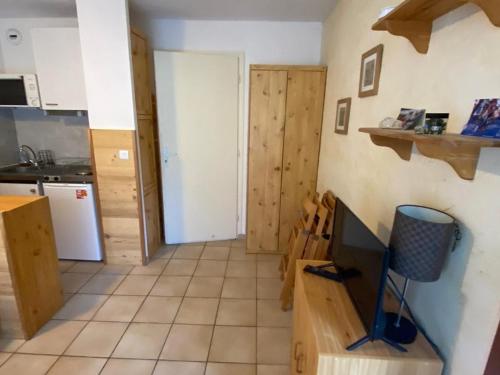 une cuisine avec une table et une chaise dans une pièce dans l'établissement Studio à Villard-de-Lans proche navettes, 4 pers, balcon - FR-1-515-218, à Villard-de-Lans