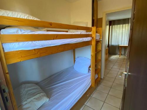 quelques lits superposés dans une chambre dans l'établissement Studio à Villard-de-Lans proche navettes, 4 pers, balcon - FR-1-515-218, à Villard-de-Lans