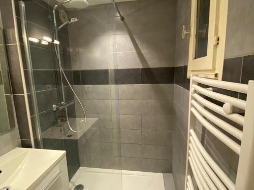 une salle de bain avec douche et lavabo dans l'établissement Studio à Villard-de-Lans proche navettes, 4 pers, balcon - FR-1-515-218, à Villard-de-Lans