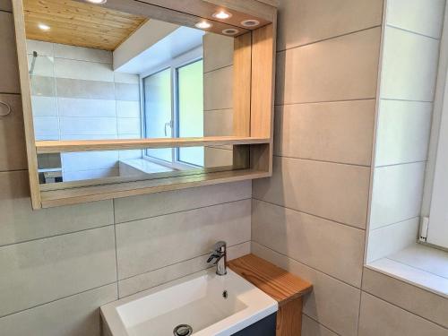 une salle de bain avec un lavabo et un miroir dans l'établissement Ancienne ferme rénovée à Gérardmer, 3 chambres, confort moderne - FR-1-589-700, à Gérardmer