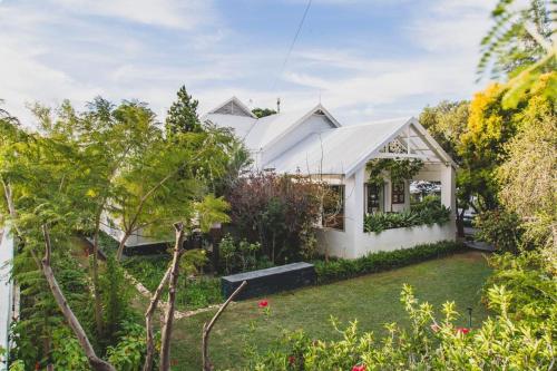 Κήπος έξω από το De Kleine Prince - A Reimagined Village Home