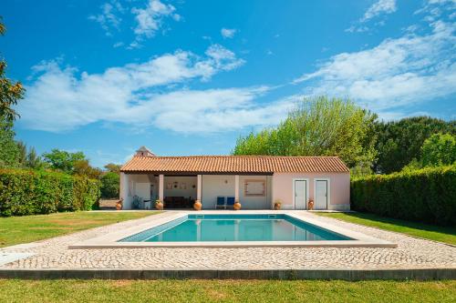 a house with a swimming pool in the yard at Casa Da Avo Genoveva in Tomar