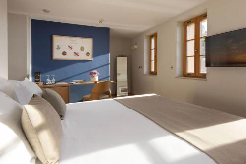 a bedroom with a bed and a blue wall at Palace Natali in Dubrovnik