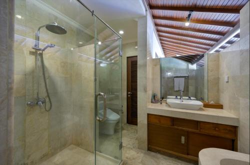 Bilik mandi di Villa Deh Simba at Oberoi