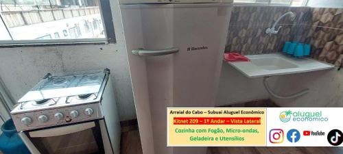 a small kitchen with a stove and a sink at Arraial do Cabo – Subuai Village - Aluguel Econômico in Arraial do Cabo