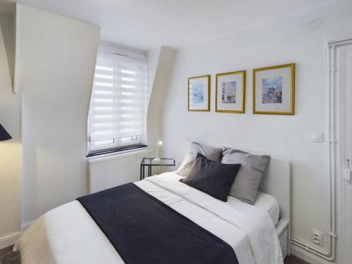 une chambre avec un lit et une fenêtre dans l'établissement Les Tanneurs, à Metz