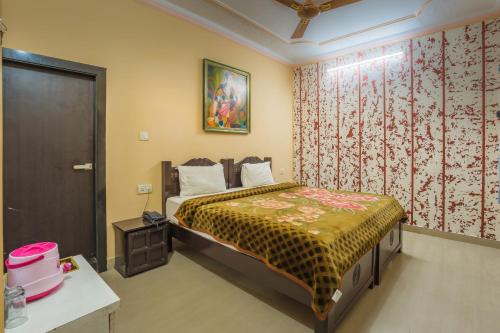 Postel nebo postele na pokoji v ubytování Hotel Prince-Near Jaisalmer Fort
