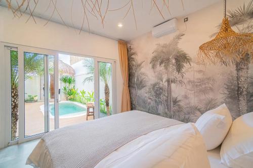 1 dormitorio con cama y piscina en Kokomo Villas by Aayan, en Canggu