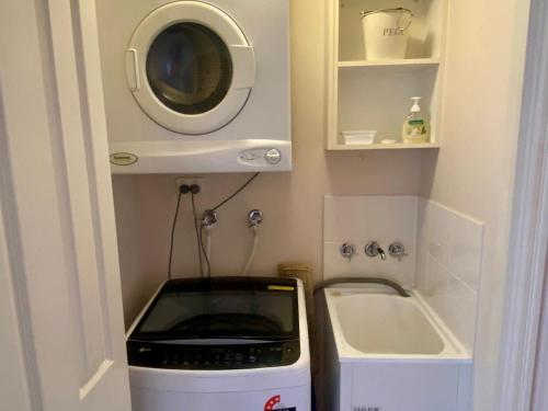 une petite salle de bain avec micro-ondes et lavabo dans l'établissement Willmett Street 3/19, à Townsville