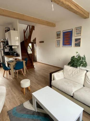 un salon avec un canapé blanc et une table dans l'établissement Maison avec jardin, à Cayeux-sur-Mer