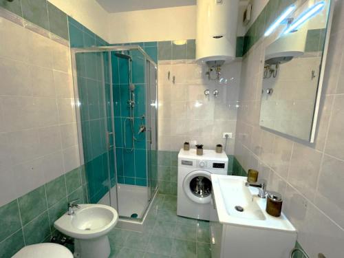 ヴァッレドーリアにあるAffittimoderni Valledoria - i 4 Moriのトイレと洗濯機を備えたバスルーム
