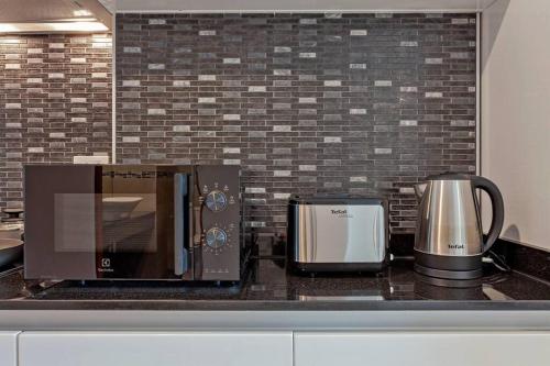 Dapur atau dapur kecil di Beachfront condo Phratamnak