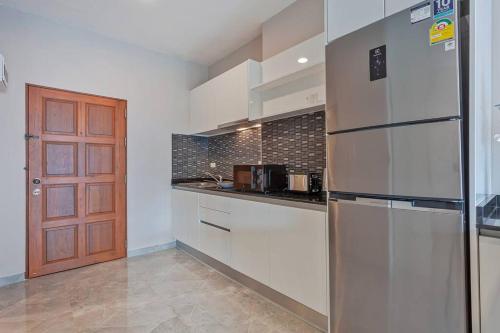 Dapur atau dapur kecil di Beachfront condo Phratamnak
