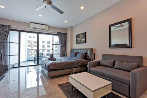 Ruang duduk di Beachfront condo Phratamnak