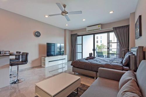 Televisyen dan/atau pusat hiburan di Beachfront condo Phratamnak