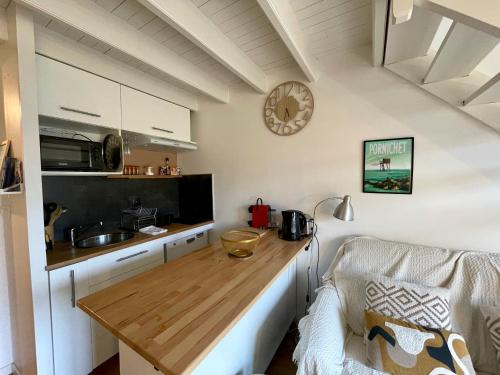 une cuisine avec un comptoir en bois dans une pièce dans l'établissement Lumineux duplex plage à pied, à Pornichet