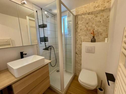 une salle de bain avec une douche, un lavabo et des toilettes dans l'établissement Lumineux duplex plage à pied, à Pornichet