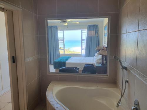 Bilik mandi di 3 Marina Palms, Woodgrange-on-sea