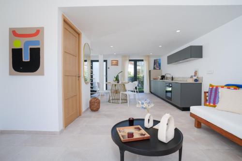 un salon avec un canapé et une table dans l'établissement Le Loft Palatin by Winsome Destination, à Cannes