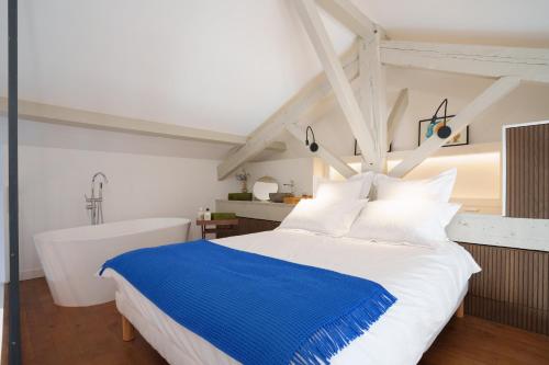- une chambre avec un lit blanc et une baignoire dans l'établissement Le Loft Palatin by Winsome Destination, à Cannes