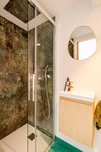 une salle de bain avec douche et lavabo dans l'établissement Le Loft Palatin by Winsome Destination, à Cannes