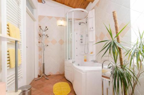 ムリニにあるOldstyle Villa with a Seasonal Poolのシャワー、トイレ、洗面台を備えたバスルーム