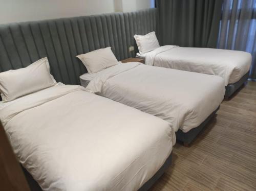 two beds with white sheets in a hotel room at Casa del mar in Agadir nʼ Aït Sa
