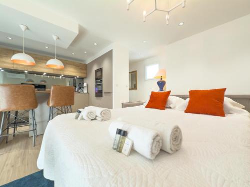 - 2 lits dans une chambre avec des oreillers orange et blancs dans l'établissement Le Marcellin by Winsome Destination, à Cannes