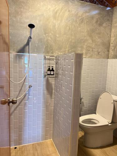 a bathroom with a toilet and a shower at ห้างหุ้นส่วนจำกัด บ้านเถ้าแก่ in Ban Muang Baeng
