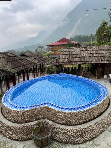 Bazén v ubytování Khen Mong Nature Hotel nebo v jeho okolí