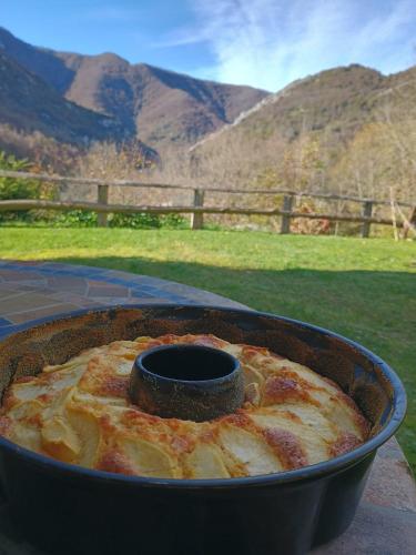 Un pastel en una sartén sobre una mesa con montañas en Hotel Rural Reciegos Complejo Agroturistico, en Caso