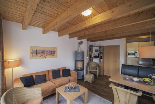 a living room with a couch and a table at Ferienhäuser Greetsiel - Urlaub mit Haustier in Ostfriesland in Greetsiel