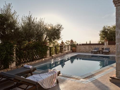 Zakynthos Villasの敷地内または近くにあるプール