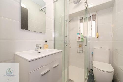 łazienka z toaletą, umywalką i prysznicem w obiekcie Central apartment Urb Canada w mieście El Campello