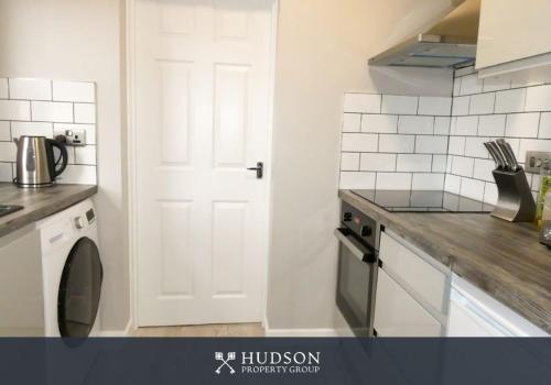 una cocina con una puerta blanca en una cocina en Serviced Apartment with Parking, en Telford