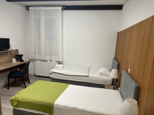 Ένα ή περισσότερα κρεβάτια σε δωμάτιο στο Hotel Alte Wache