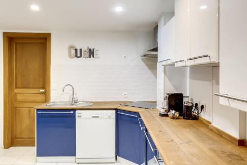une cuisine avec un évier et un lave-vaisselle dans l'établissement Bluestay 214 - Superb apartment in Paris, à Paris