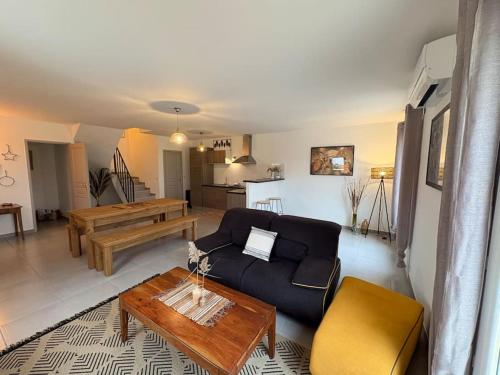 un salon avec un canapé et une table dans l'établissement Joli Mas ca-Mar, à Arles