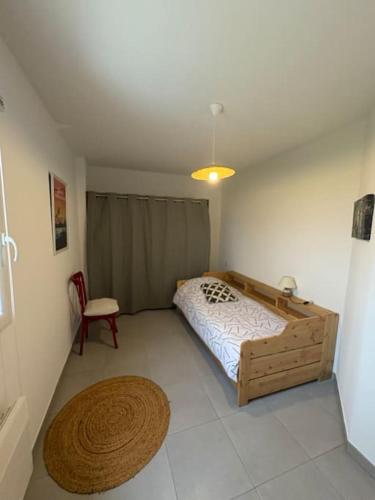 - une chambre avec un lit en bois et un tapis dans l'établissement Joli Mas ca-Mar, à Arles