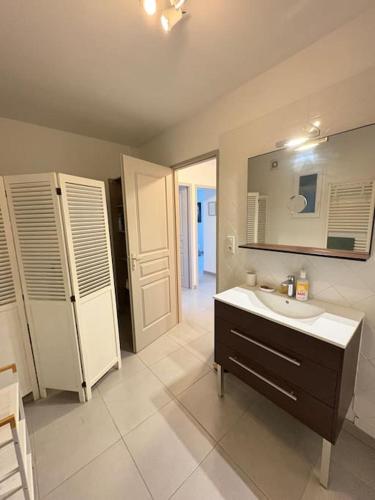 une salle de bain avec un lavabo et un miroir dans l'établissement Joli Mas ca-Mar, à Arles