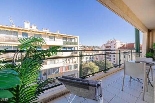 un balcon avec une table et des chaises sur un immeuble dans l'établissement Bright One bedroom Apt with Parking and Terrace, à Cannes